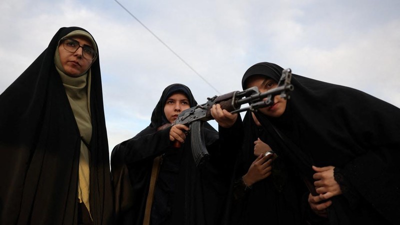 Para sukarelawan perempuan Iran menjalani pelatihan militer di pusat pelatihan militer bagi warga sipil di Lapangan Imam Hussein, pusat kota Teheran, Iran, pada 4 Oktober 2026. (Majid Asgaripour/WANA (West Asia News Agency) via REUTERS)