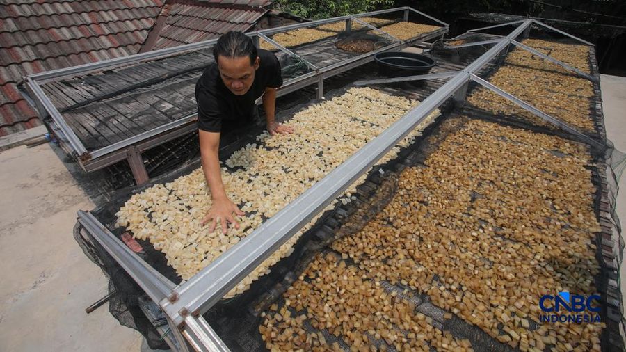Pembuatan kerupuk kulit di rumah produksi Cap Tiga Bintang, Pancoran, Jakarta Selatan, Senin (5/10/2026). (CNBC Indonesia/Faisal Rahman)