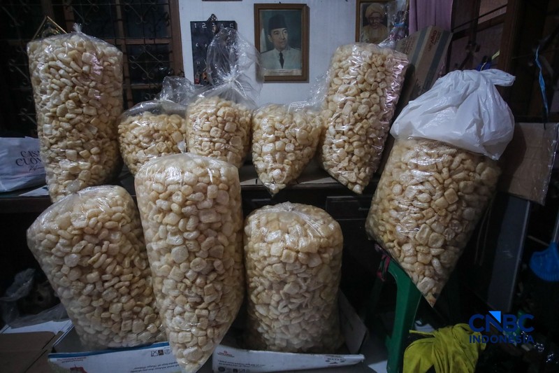 Pembuatan kerupuk kulit di rumah produksi Cap Tiga Bintang, Pancoran, Jakarta Selatan, Senin (5/10/2026). (CNBC Indonesia/Faisal Rahman)