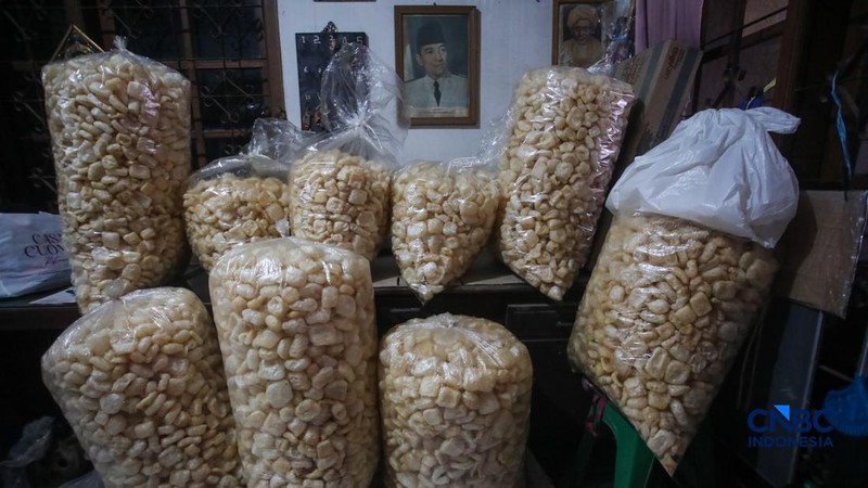 Pembuatan kerupuk kulit di rumah produksi Cap Tiga Bintang, Pancoran, Jakarta Selatan, Senin (5/10/2026).