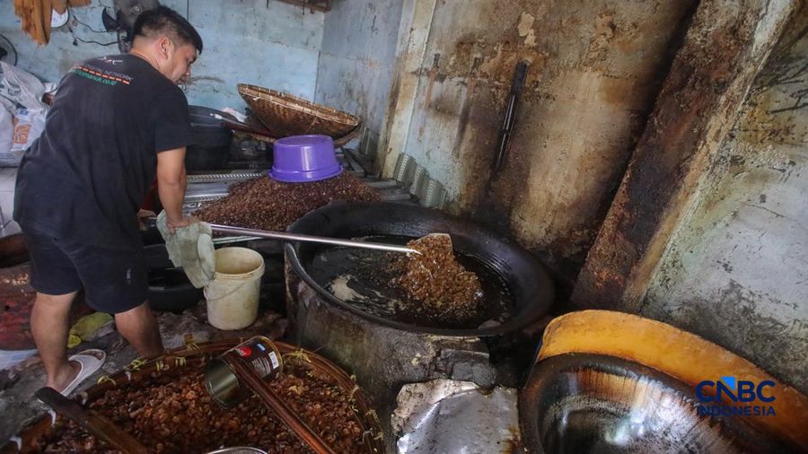 Pembuatan kerupuk kulit di rumah produksi Cap Tiga Bintang, Pancoran, Jakarta Selatan, Senin (5/10/2026).