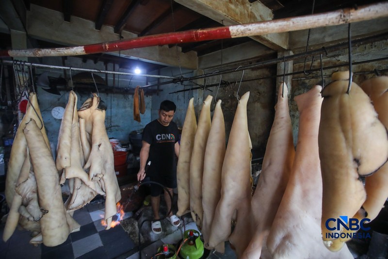 Pembuatan kerupuk kulit di rumah produksi Cap Tiga Bintang, Pancoran, Jakarta Selatan, Senin (5/10/2026). (CNBC Indonesia/Faisal Rahman)