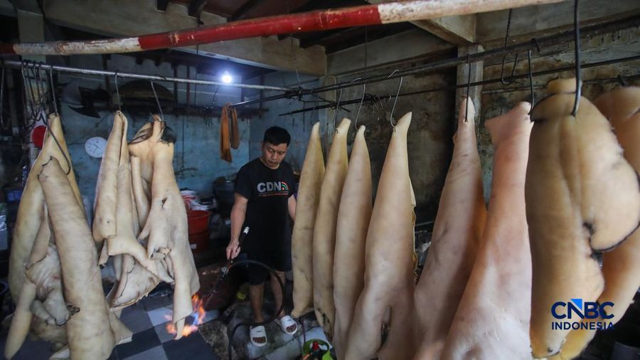 Pembuatan kerupuk kulit di rumah produksi Cap Tiga Bintang, Pancoran, Jakarta Selatan, Senin (5/10/2026).