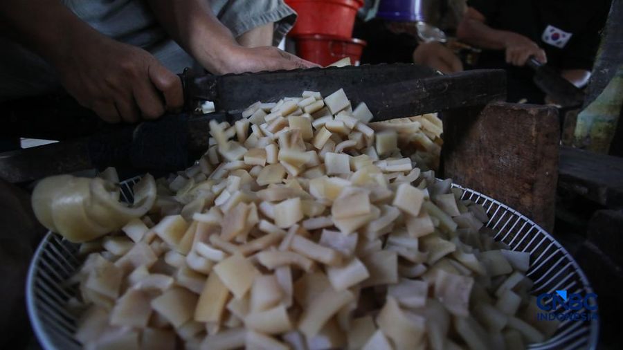 Pembuatan kerupuk kulit di rumah produksi Cap Tiga Bintang, Pancoran, Jakarta Selatan, Senin (5/10/2026).