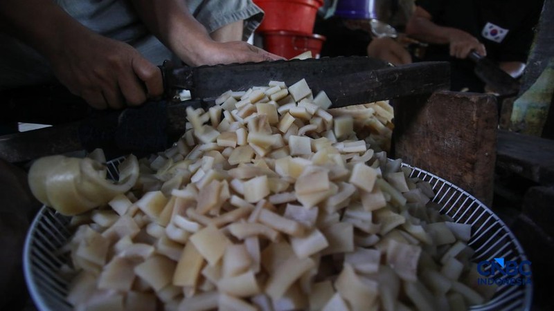 Pembuatan kerupuk kulit di rumah produksi Cap Tiga Bintang, Pancoran, Jakarta Selatan, Senin (5/10/2026).