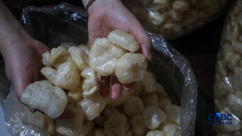 Pembuatan kerupuk kulit di rumah produksi Cap Tiga Bintang, Pancoran, Jakarta Selatan, Senin (5/10/2026).