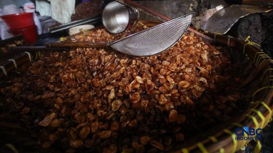 Pembuatan kerupuk kulit di rumah produksi Cap Tiga Bintang, Pancoran, Jakarta Selatan, Senin (5/10/2026).