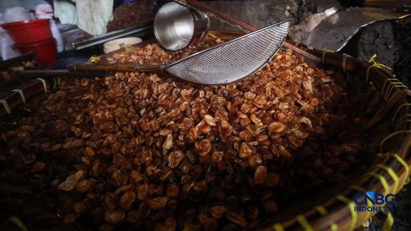 Pembuatan kerupuk kulit di rumah produksi Cap Tiga Bintang, Pancoran, Jakarta Selatan, Senin (5/10/2026).