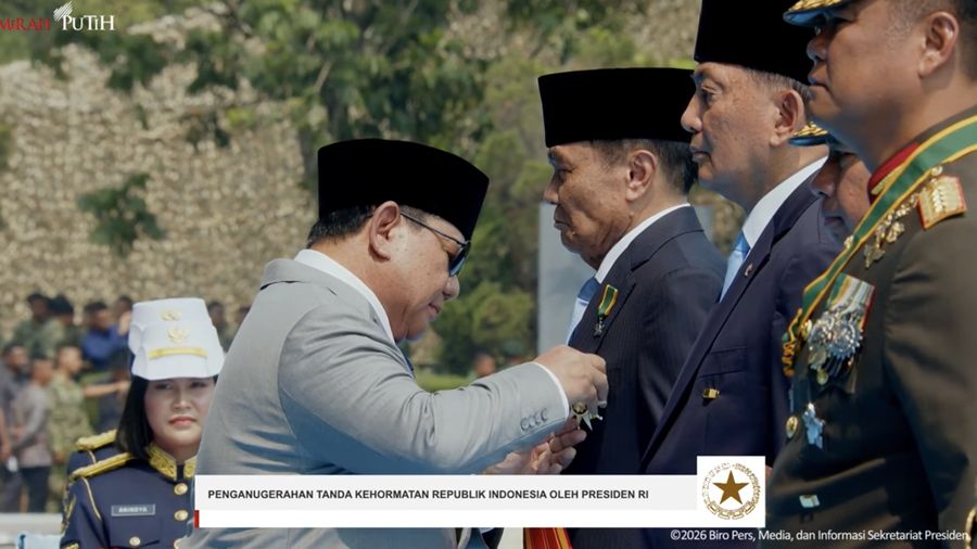 Penganugrahan tanda kehormatan Republik Indonesia oleh Presiden saat Upacara Peringatan HUT ke-81 TNI Tahun 2026, Jakarta, Senin (5/10/2026). (Tangkapan layar youtube Setpres RI)