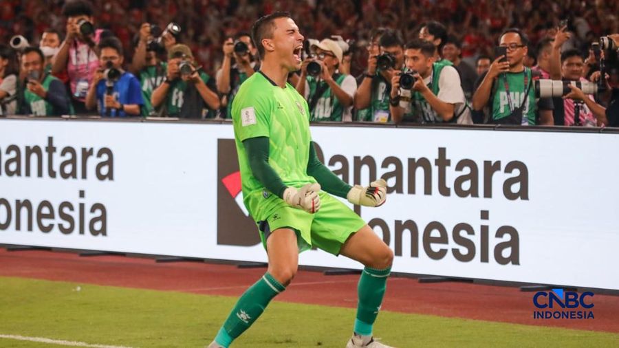 Penjaga Gawang Timnas Indonesia Emil Audero melakukan selebrasi usai berhasil menepis tendangan pemain Thailand, Nattapong Sayriya pada babak Final dalam FIFA ASEAN CUP 2026 di Stadion Utama Gelora Bung Karno (SUGBK), Senayan, Jakarta, Senin (5/10/2026).