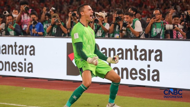 Penjaga Gawang Timnas Indonesia Emil Audero melakukan selebrasi usai berhasil menepis tendangan pemain Thailand, Nattapong Sayriya pada babak Final dalam FIFA ASEAN CUP 2026 di Stadion Utama Gelora Bung Karno (SUGBK), Senayan, Jakarta, Senin (5/10/2026).