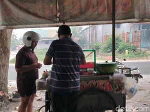 Penjual Pentol Kobar Terdampak Kabut Asap: Omzet Rp 1 Juta Jadi Rp 500 Ribu