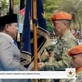 Penyerahan tongkat komando dan lambang satuan oleh Presiden saat Upacara Peringatan HUT ke-81 TNI Tahun 2026, Jakarta, Senin (5/10/2026). (Tangkapan layar youtube Setpres RI)