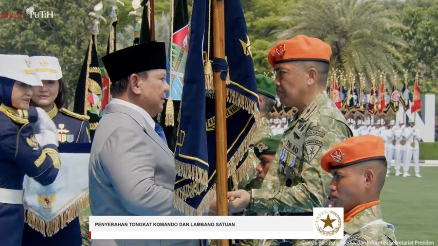 Penyerahan tongkat komando dan lambang satuan oleh Presiden saat Upacara Peringatan HUT ke-81 TNI Tahun 2026, Jakarta, Senin (5/10/2026). (Tangkapan layar youtube Setpres RI)