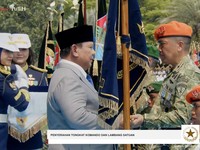 Penyerahan tongkat komando dan lambang satuan oleh Presiden saat Upacara Peringatan HUT ke-81 TNI Tahun 2026, Jakarta, Senin (5/10/2026). (Tangkapan layar youtube Setpres RI)