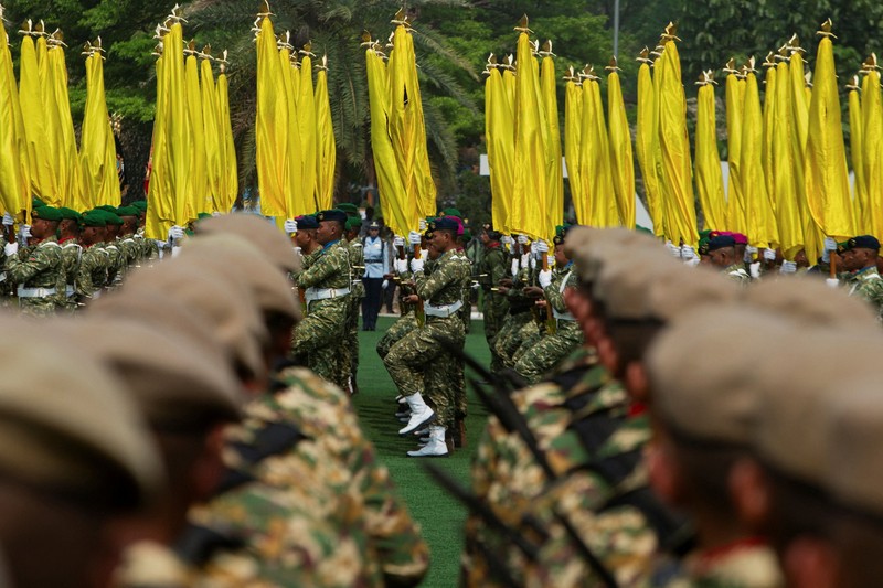 Presiden Indonesia Prabowo Subianto, didampingi oleh Panglima TNI Agus Subiyanto, berdiri di atas kendaraan militer saat memeriksa pasukan dalam upacara peringatan HUT ke-81 Tentara Nasional Indonesia (TNI) di Markas Besar TNI di Jakarta, pada 5 Oktober 2026. (REUTERS/Claudio Pramana0