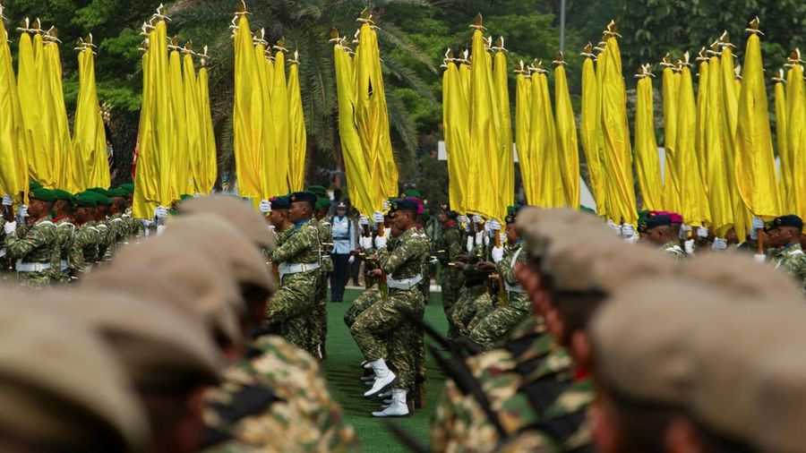 Prajurit TNI berbaris dalam upacara peringatan HUT ke-81 Tentara Nasional Indonesia (TNI) di Markas Besar TNI, Jakarta, 5 Oktober 2026.