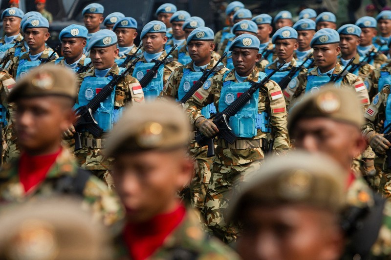 Presiden Indonesia Prabowo Subianto, didampingi oleh Panglima TNI Agus Subiyanto, berdiri di atas kendaraan militer saat memeriksa pasukan dalam upacara peringatan HUT ke-81 Tentara Nasional Indonesia (TNI) di Markas Besar TNI di Jakarta, pada 5 Oktober 2026. (REUTERS/Claudio Pramana0