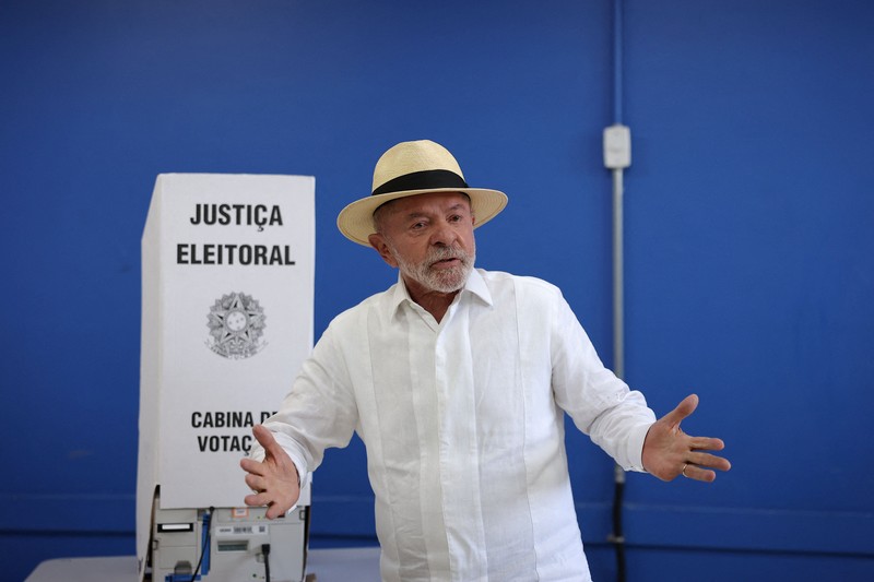 Calon presiden Brasil dari Partai Liberal (PL), Flavio Bolsonaro, memberikan hak suaranya di pemilihan umum di Rio de Janeiro, Brasil, Minggu (4/10/2026). (REUTERS/Ricardo Moraes)