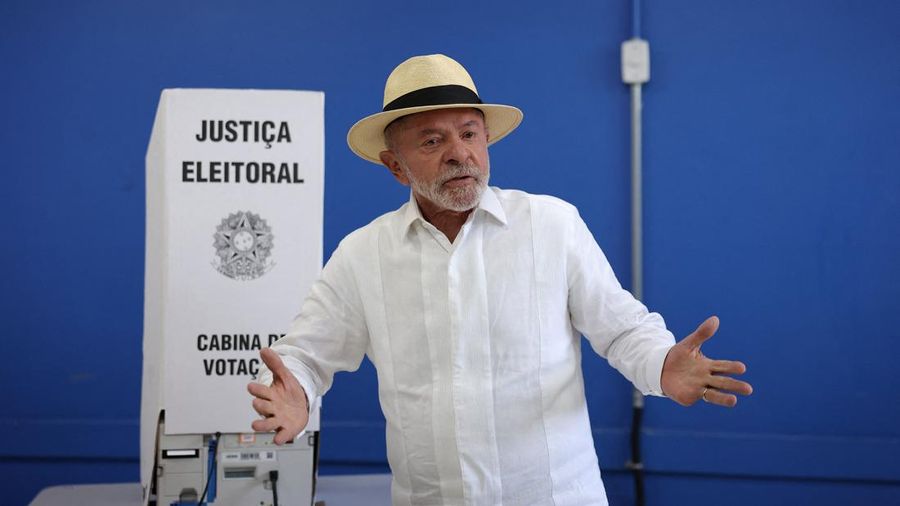 Presiden Brasil sekaligus kandidat yang mencalonkan diri kembali dari Partai Pekerja (PT), Luiz Inacio Lula da Silva, memberikan hak suaranya di Sao Bernardo do Campo, Brasil, Minggu ( 4/10/2026). (REUTERS/Amanda Perobelli)