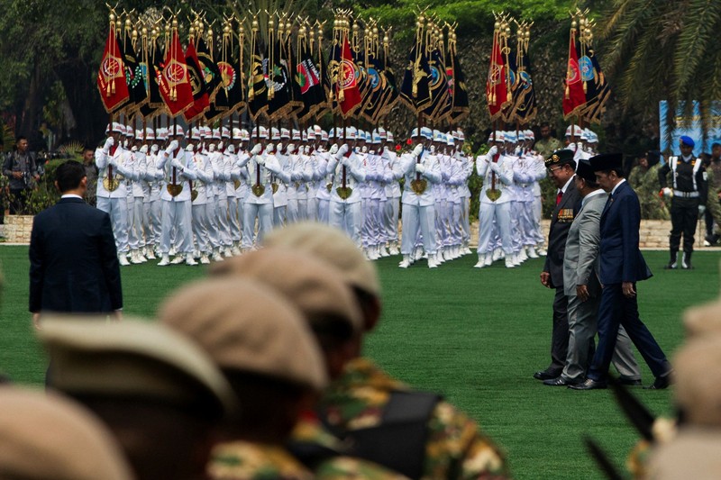 Presiden Indonesia Prabowo Subianto, didampingi oleh Panglima TNI Agus Subiyanto, berdiri di atas kendaraan militer saat memeriksa pasukan dalam upacara peringatan HUT ke-81 Tentara Nasional Indonesia (TNI) di Markas Besar TNI di Jakarta, pada 5 Oktober 2026. (REUTERS/Claudio Pramana0