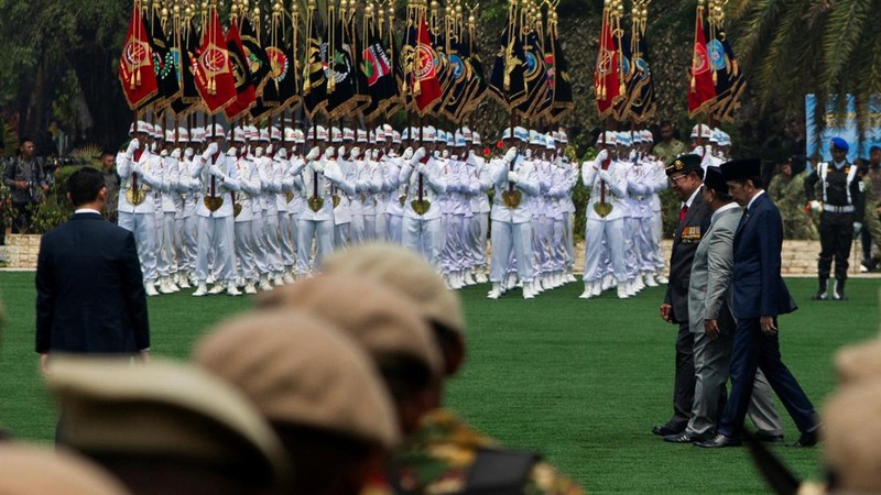 Presiden Indonesia Prabowo Subianto didampingi mantan presiden Indonesia Joko Widodo dan Susilo Bambang Yudhoyono, berjalan pada hari upacara HUT ke-81 Tentara Nasional Indonesia (TNI) di Mabes TNI di Jakarta, 5 Oktober 2026.