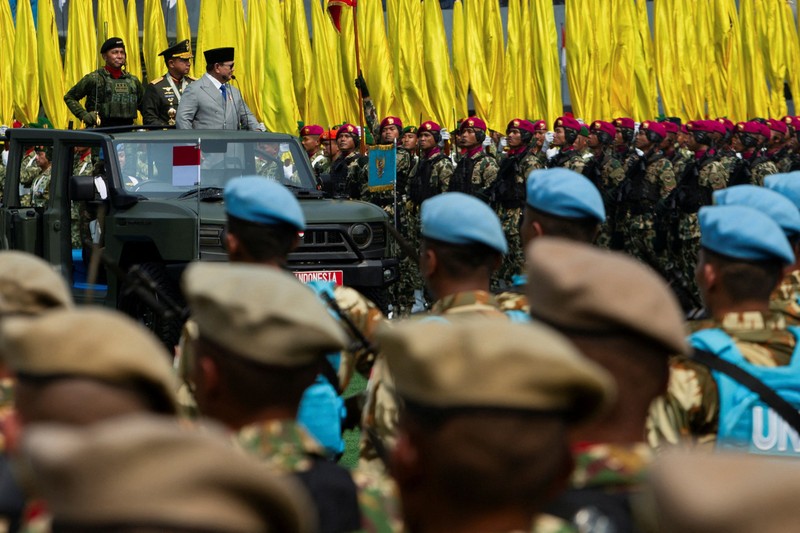 Presiden Indonesia Prabowo Subianto, didampingi oleh Panglima TNI Agus Subiyanto, berdiri di atas kendaraan militer saat memeriksa pasukan dalam upacara peringatan HUT ke-81 Tentara Nasional Indonesia (TNI) di Markas Besar TNI di Jakarta, pada 5 Oktober 2026. (REUTERS/Claudio Pramana0
