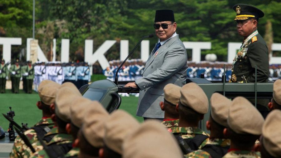 Presiden Indonesia Prabowo Subianto, didampingi oleh Panglima TNI Agus Subiyanto, berdiri di atas kendaraan militer saat memeriksa pasukan dalam upacara peringatan HUT ke-81 Tentara Nasional Indonesia (TNI) di Markas Besar TNI di Jakarta, pada 5 Oktober 2026.