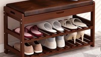 Pintu Masuk Apartemen atau Kos Sempit Penuh Sepatu? Ini 5 Cara Menatanya Biar Rapi 