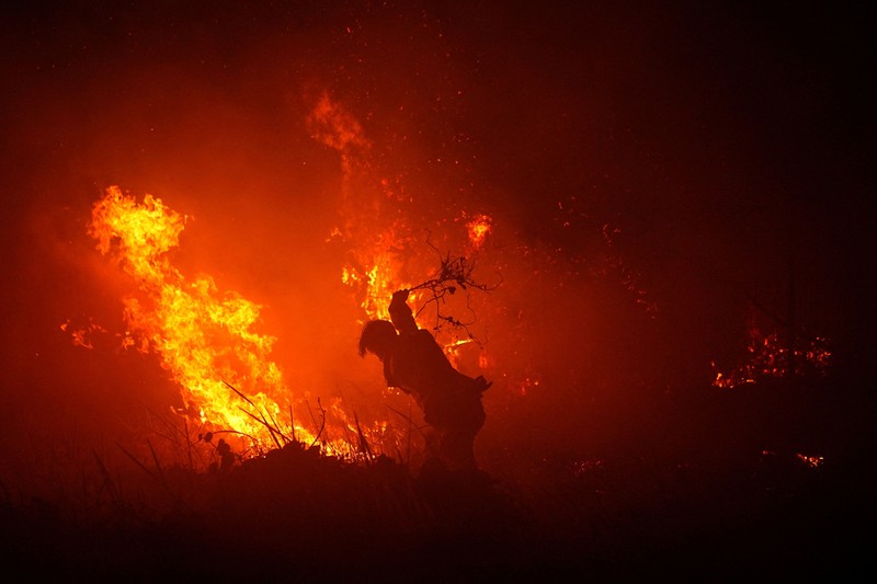 Foto drone memperlihatkan Jembatan Ampera yang diselimuti kabut asap akibat kebakaran hutan dan lahan di Palembang, Provinsi Sumatra Selatan, Indonesia, 6 September 2026. (REUTERS/Abriansyah Liberto)