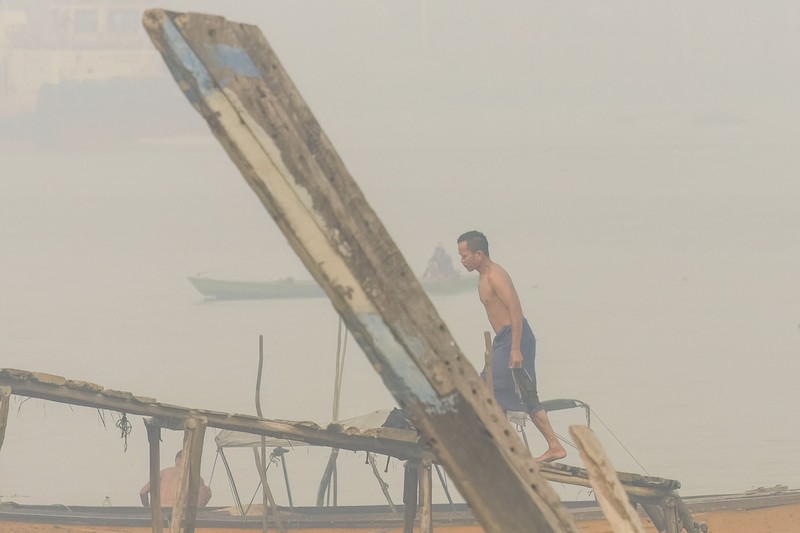 Foto drone memperlihatkan Jembatan Ampera yang diselimuti kabut asap akibat kebakaran hutan dan lahan di Palembang, Provinsi Sumatra Selatan, Indonesia, 6 September 2026. (REUTERS/Abriansyah Liberto)