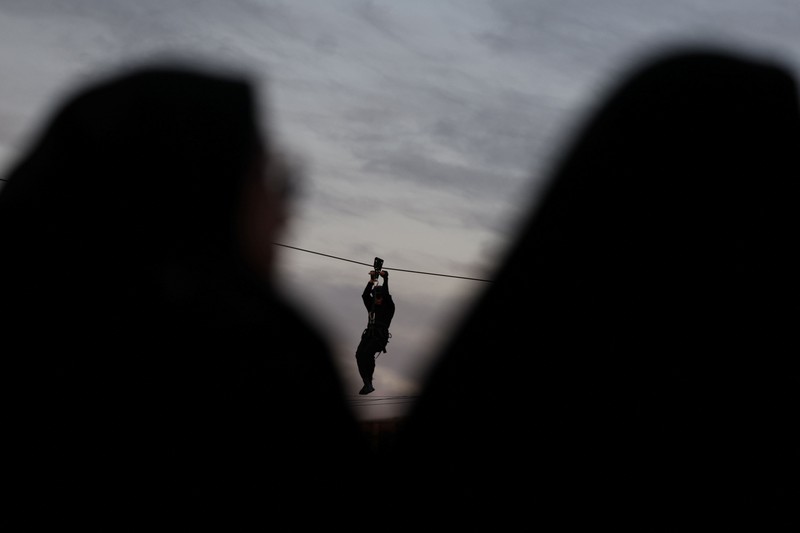 Para sukarelawan perempuan Iran menjalani pelatihan militer di pusat pelatihan militer bagi warga sipil di Lapangan Imam Hussein, pusat kota Teheran, Iran, pada 4 Oktober 2026. (Majid Asgaripour/WANA (West Asia News Agency) via REUTERS)