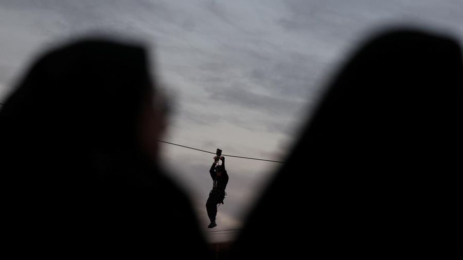 Seorang wanita sukarelawan asal Iran menggunakan *zipline* saat menjalani pelatihan militer di pusat pelatihan militer bagi warga sipil di Lapangan Imam Hussein, pusat kota Teheran, Iran, pada 4 Oktober 2026.