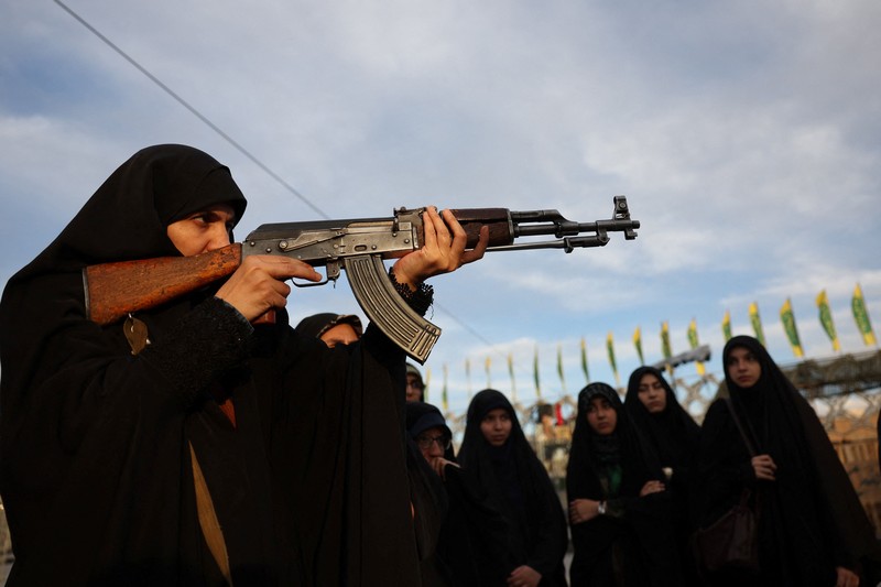 Para sukarelawan perempuan Iran menjalani pelatihan militer di pusat pelatihan militer bagi warga sipil di Lapangan Imam Hussein, pusat kota Teheran, Iran, pada 4 Oktober 2026. (Majid Asgaripour/WANA (West Asia News Agency) via REUTERS)