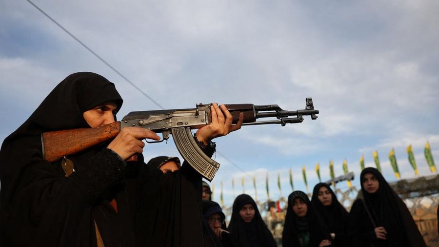 Seorang wanita sukarelawan Iran menjalani pelatihan militer di pusat pelatihan militer bagi warga sipil di Lapangan Imam Hussein, pusat kota Teheran, Iran, pada 4 Oktober 2026.