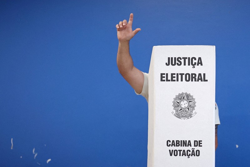 Calon presiden Brasil dari Partai Liberal (PL), Flavio Bolsonaro, memberikan hak suaranya di pemilihan umum di Rio de Janeiro, Brasil, Minggu (4/10/2026). (REUTERS/Ricardo Moraes)