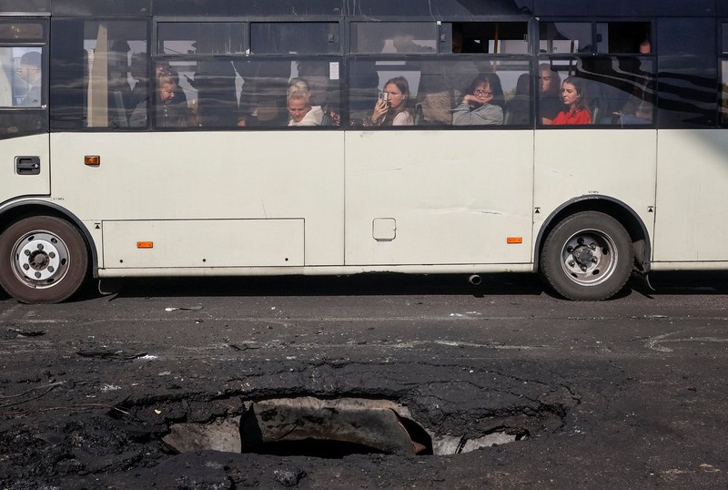 Serangan udara militer Rusia terus menghantam infrastruktur vital di pusat ibu kota Ukraina Kyiv. (REUTERS/Stringer)