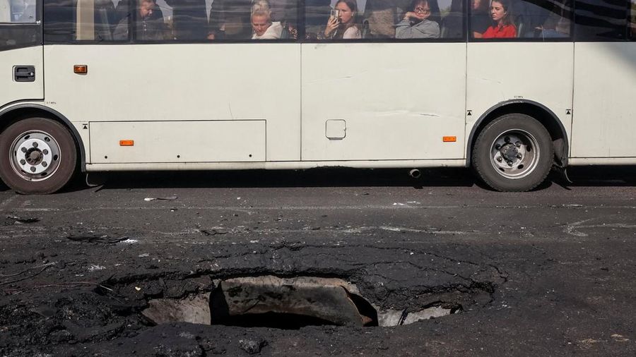 Serangan udara militer Rusia terus menghantam infrastruktur vital di pusat ibu kota Ukraina Kyiv. (REUTERS/Stringer)