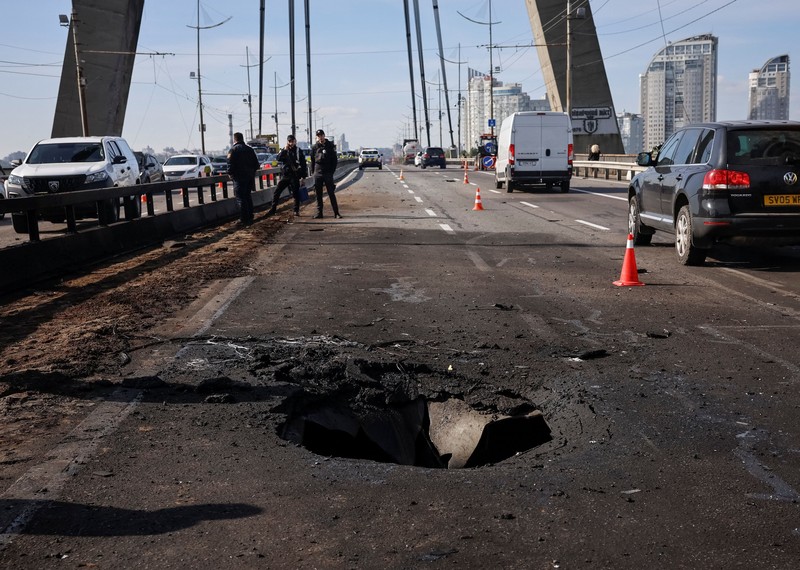 Serangan udara militer Rusia terus menghantam infrastruktur vital di pusat ibu kota Ukraina Kyiv. (REUTERS/Stringer)