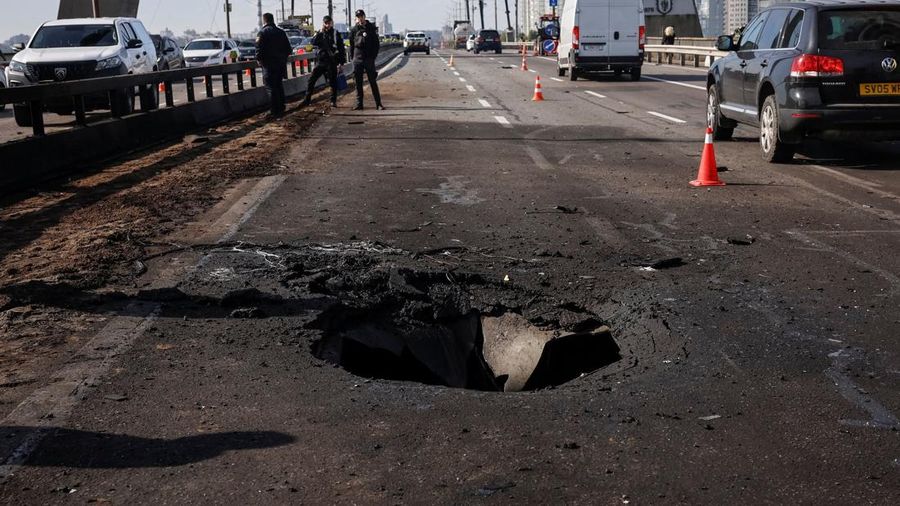 Serangan udara militer Rusia terus menghantam infrastruktur vital di pusat ibu kota Ukraina Kyiv. (REUTERS/Stringer)