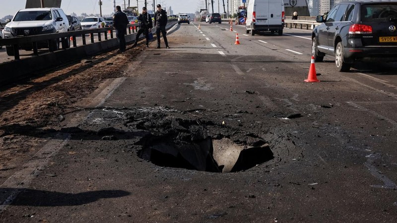 Serangan udara militer Rusia terus menghantam infrastruktur vital di pusat ibu kota Ukraina Kyiv. (REUTERS/Stringer)