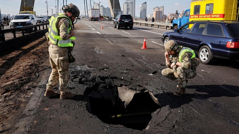 Serangan udara militer Rusia terus menghantam infrastruktur vital di pusat ibu kota Ukraina Kyiv. (REUTERS/Stringer)