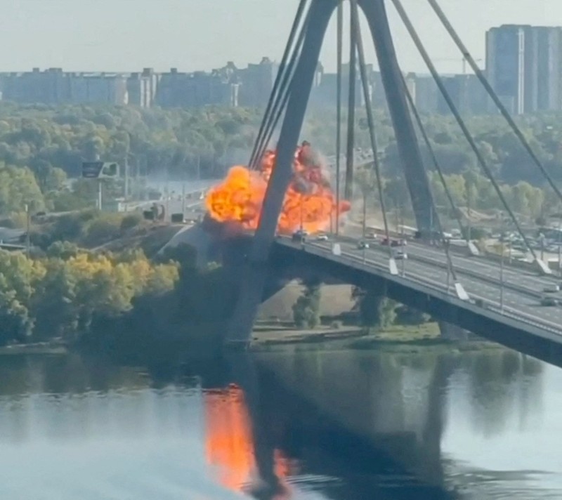 Serangan udara militer Rusia terus menghantam infrastruktur vital di pusat ibu kota Ukraina Kyiv. (REUTERS/Stringer)