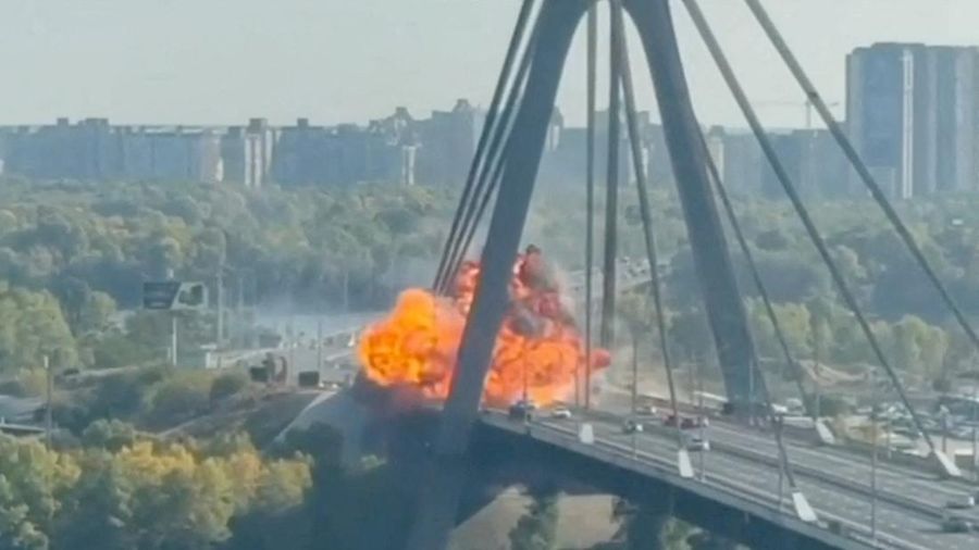 Serangan udara militer Rusia terus menghantam infrastruktur vital di pusat ibu kota Ukraina Kyiv. (REUTERS/Stringer)