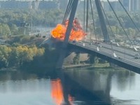 Serangan udara militer Rusia terus menghantam infrastruktur vital di pusat ibu kota Ukraina Kyiv. (REUTERS/Stringer)