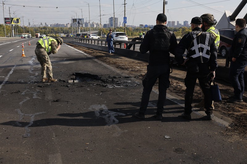 Serangan udara militer Rusia terus menghantam infrastruktur vital di pusat ibu kota Ukraina Kyiv. (REUTERS/Stringer)