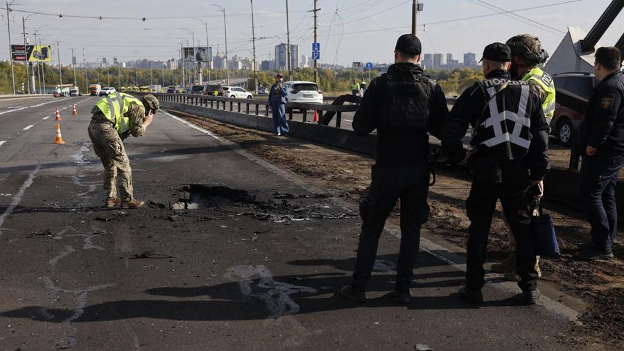 Serangan udara militer Rusia terus menghantam infrastruktur vital di pusat ibu kota Ukraina Kyiv. (REUTERS/Stringer)