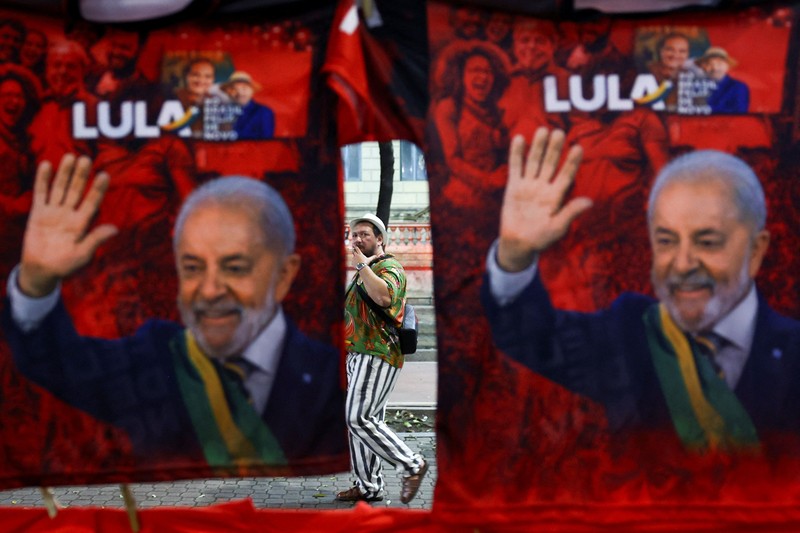 Calon presiden Brasil dari Partai Liberal (PL), Flavio Bolsonaro, memberikan hak suaranya di pemilihan umum di Rio de Janeiro, Brasil, Minggu (4/10/2026). (REUTERS/Ricardo Moraes)