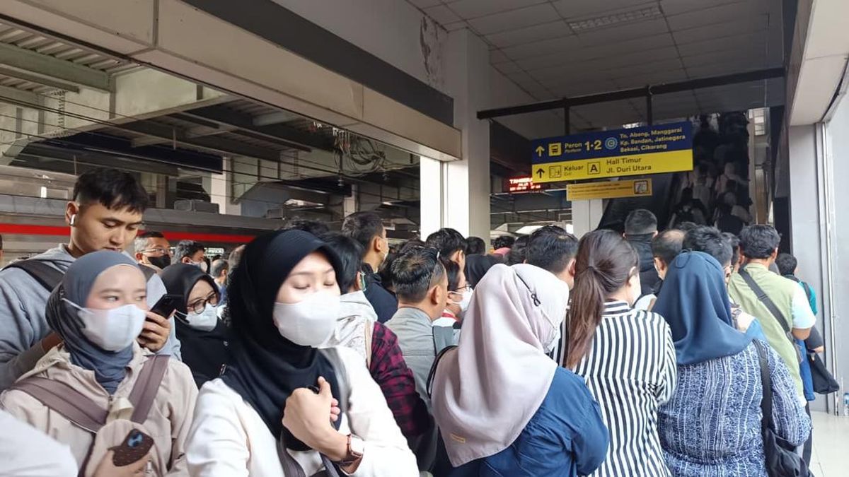 Eskalator Masih Diperbaiki, KAI Tambah Personel Urai Kepadatan di Stasiun Duri — NadiKabar.com