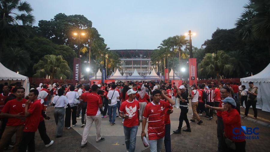Suasana Stadion Utama Gelora Bung Karno (SUGBK), Senayan, Jakarta yang mulai dipadati suporter Timnas Indonesia, Senin (5/10/2026).(CNBC Indonesia/Faisal Rahman)